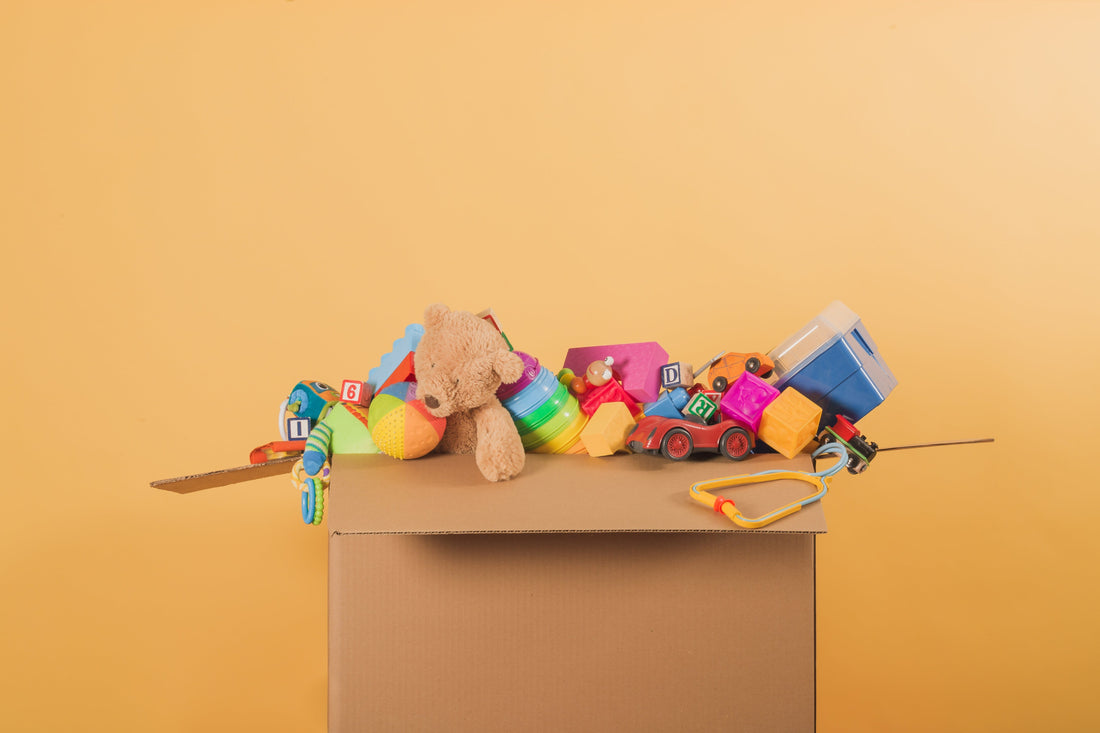 box mit vielen Spielzeugen