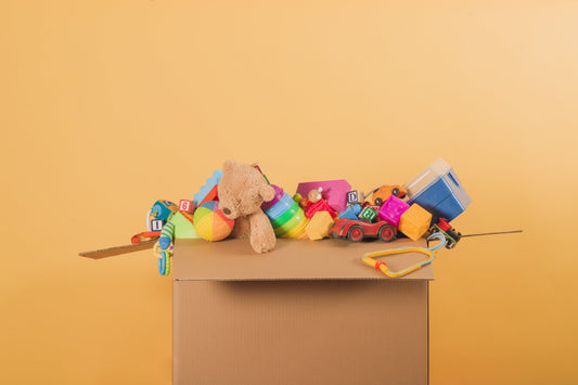 box mit vielen Spielzeugen