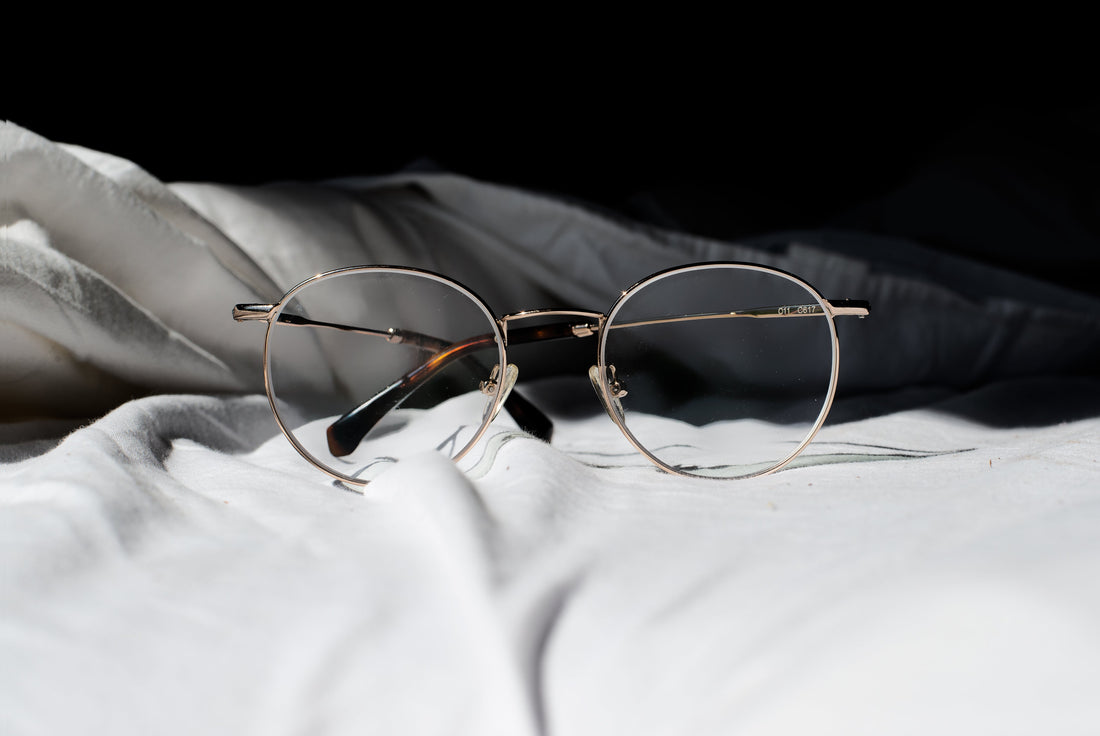 Brille mit weißem-schwarzem Hintergrund.