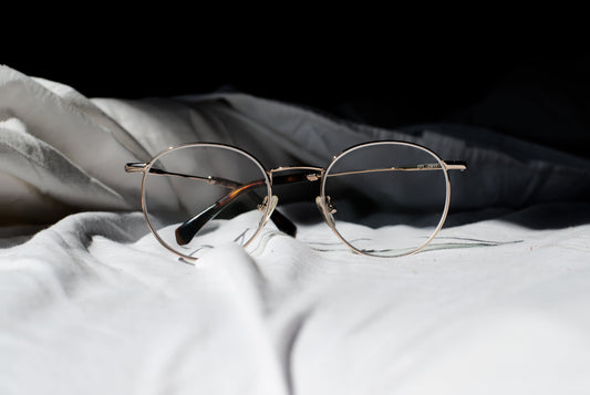 Brille mit weißem-schwarzem Hintergrund.